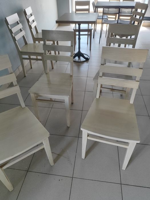 Столи та стільці для кафе чи бару