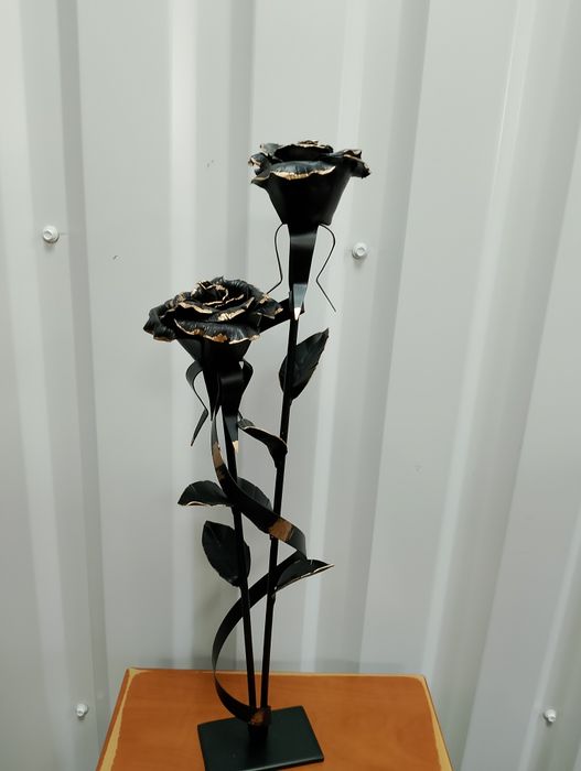 Металеві троянди