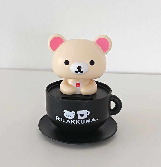 Boneco Rilakkuma com baloiço movido a energia solar