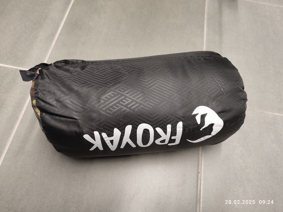 Nowy czarny śpiwór podróżny