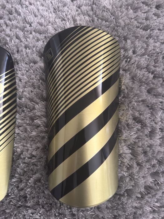 Caneleiras Adidas pretas e douradas