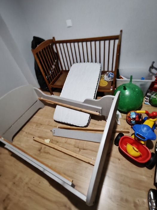 Cama de criança desmontada