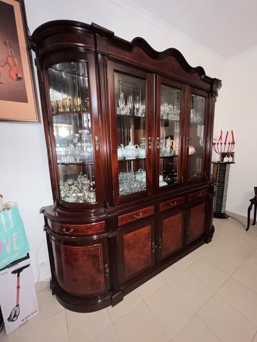 Cristaleira antiga de madeira