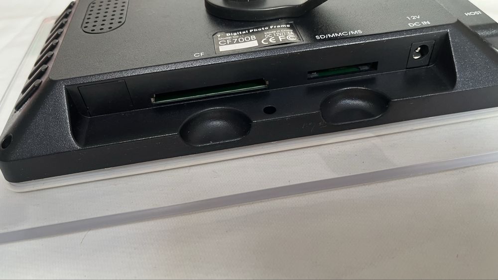 Moldura Digital 7" CF700B – Suporte a SD/MMC/MS e USB