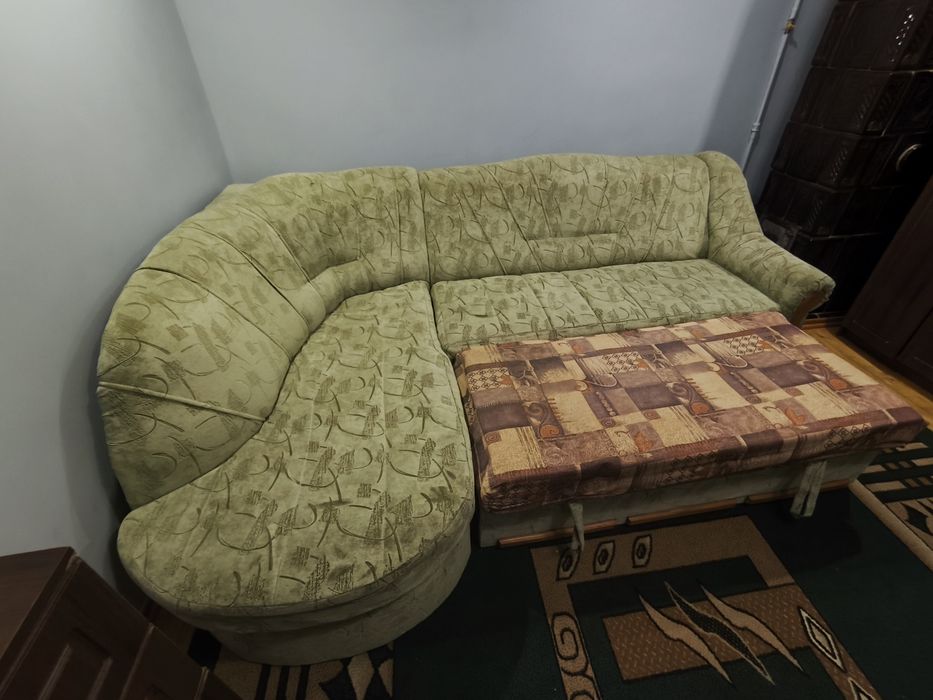 Кутовий розкладний диван з нішею для білизни».