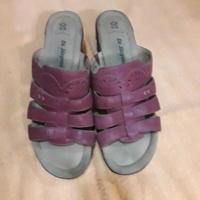 Różowe skórzane klapki na koturnie rozmiar 40