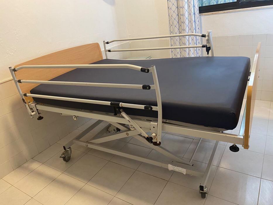 Cama hospitalar elétrica elevatória 90×200 cm com grades e colchão