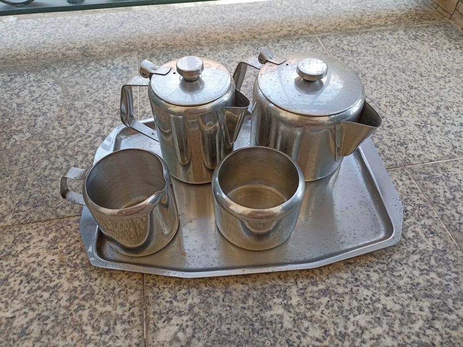 Conjunto de bules em metal