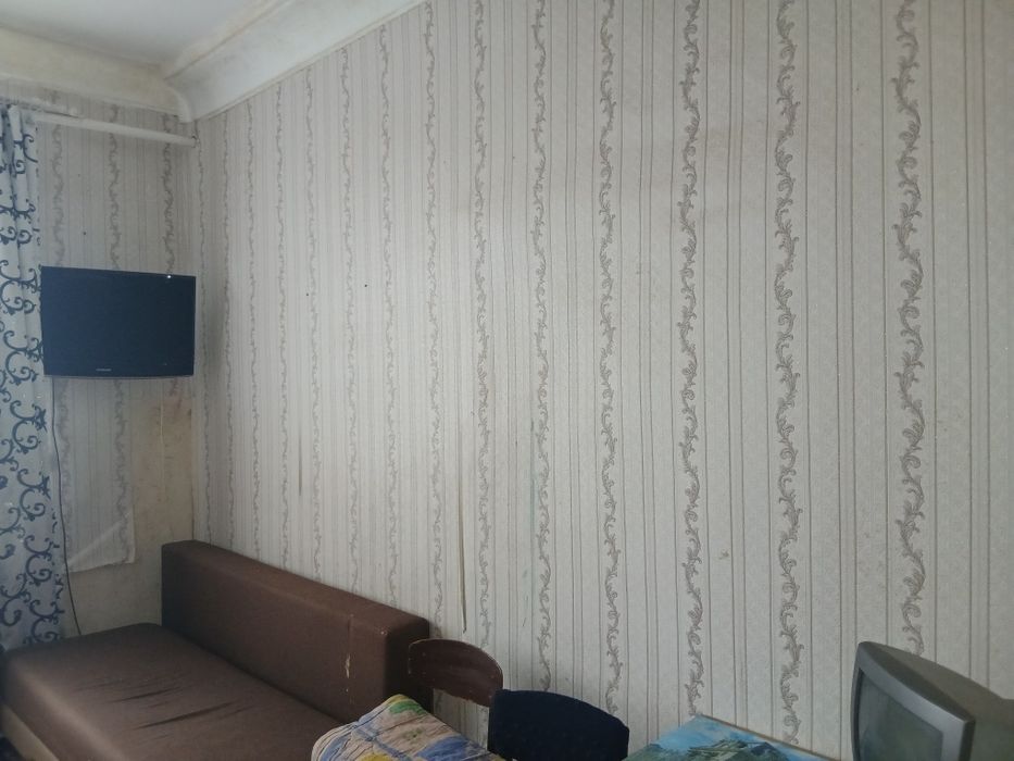 Здам на довготривалий час або продам кімнату.