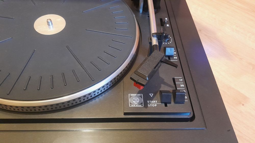 Gramofon Universum ze wzmacniaczem