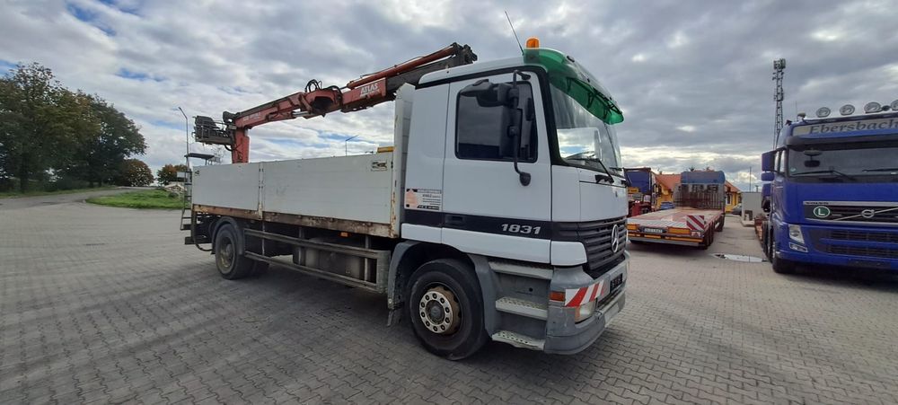 Mercedes-Benz Pojazd ciężarowy Mercedes Benz 1831 zabudowa skrzynia + HDS