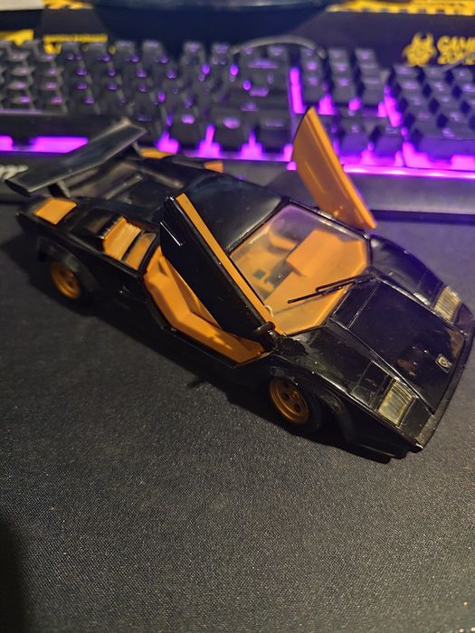 Lamborghini countach model 1:24