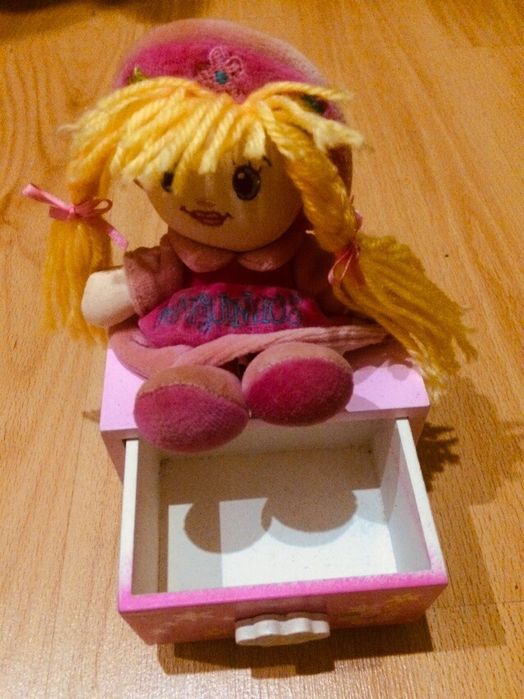 Caixa gaveta com boneco (AMIGOS)