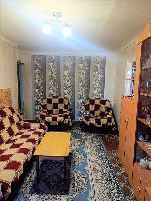 Задається 2 кімнати в 3х кімнатній квартирі р-н літака