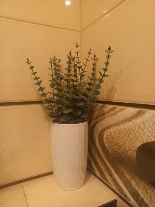 Wazon ze sztucznymi trawami