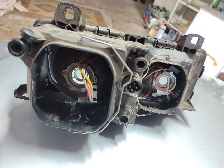 Farol BMW E36 esquerdo