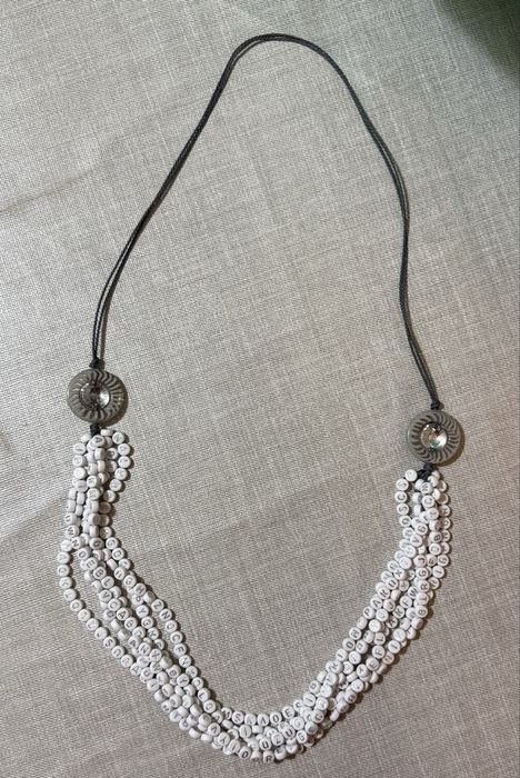 Colar de bijuteria artesanal - Modelo Letras.