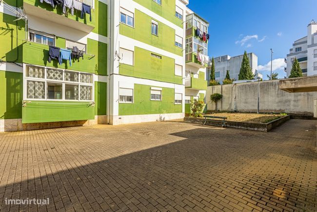 Apresento apartamento T3 com 2 varandas, localizado em Azambuja