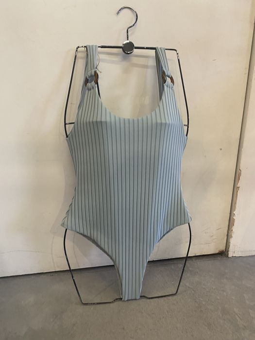 Cabides para roupa de mulher e fatos de banho