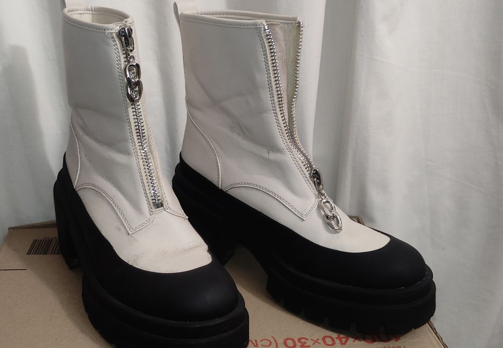 Стильні чоботи в дуже хорошому сані