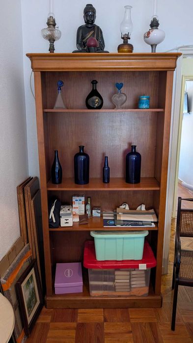 Móvel biblioteca em madeira maciça