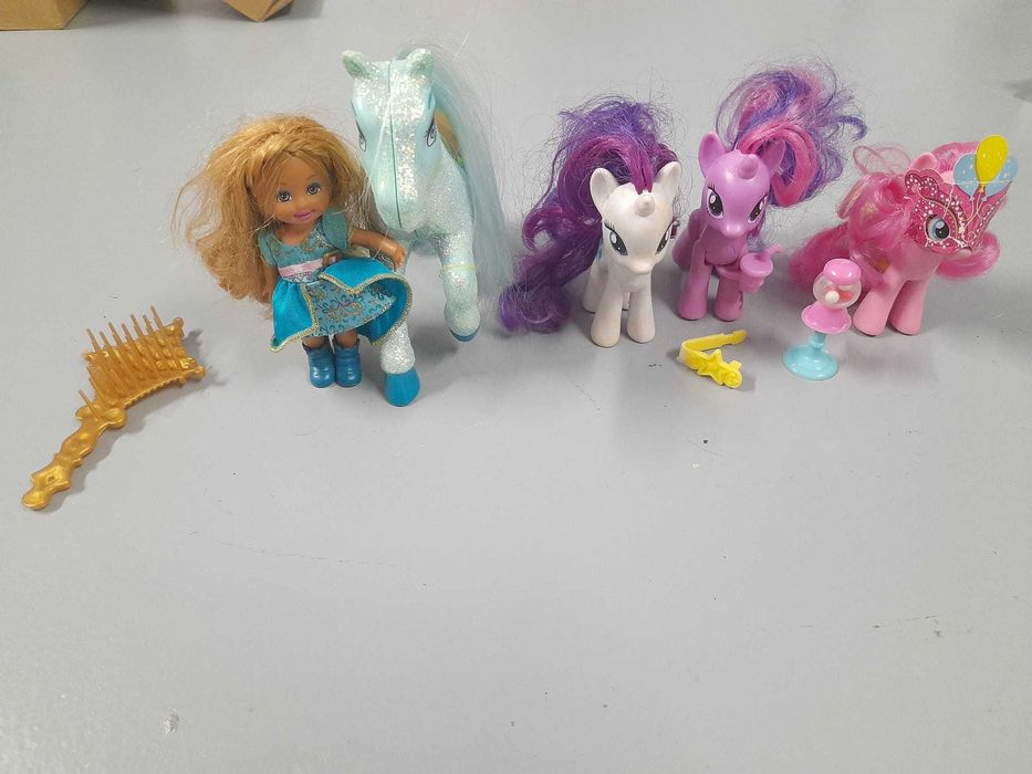 Vários brinquedos miniaturas