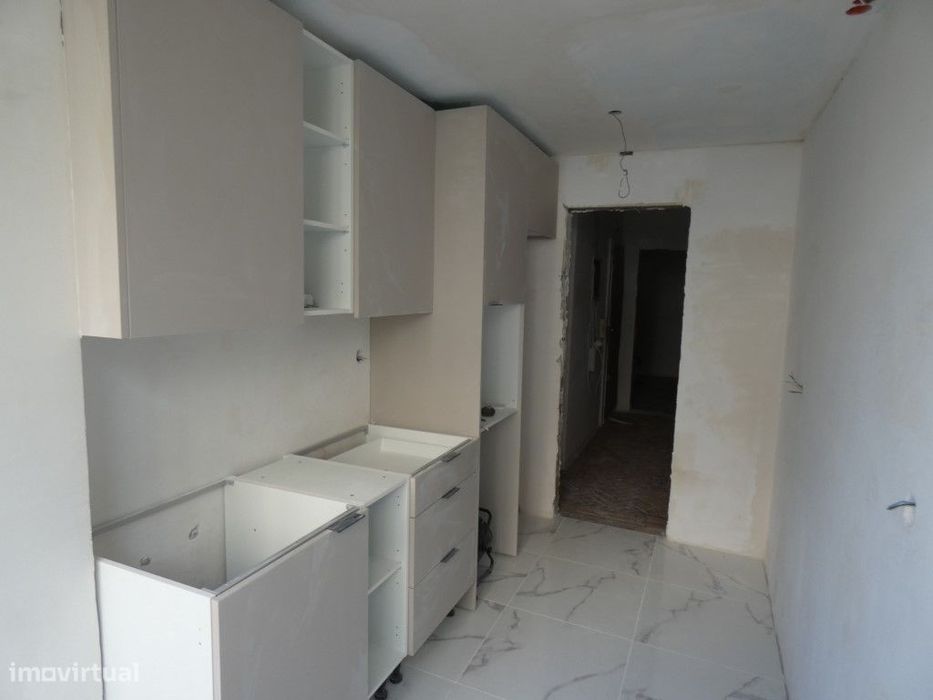 Apartamento T3, em fase de remodelação total, Falagueira-Venda Nova... — Falagueira-Venda Nova, Lisboa