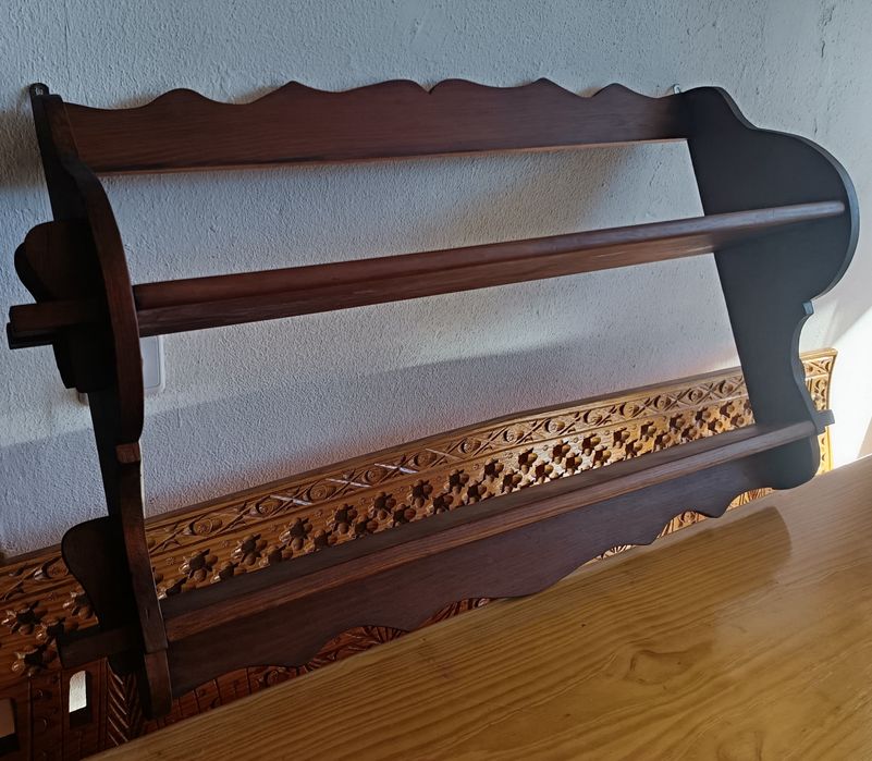 Escaparate em madeira suporte pratos