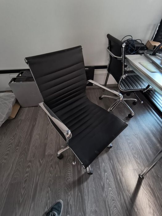 Krzesla biurowe czarno/metalowe 4 sztuki