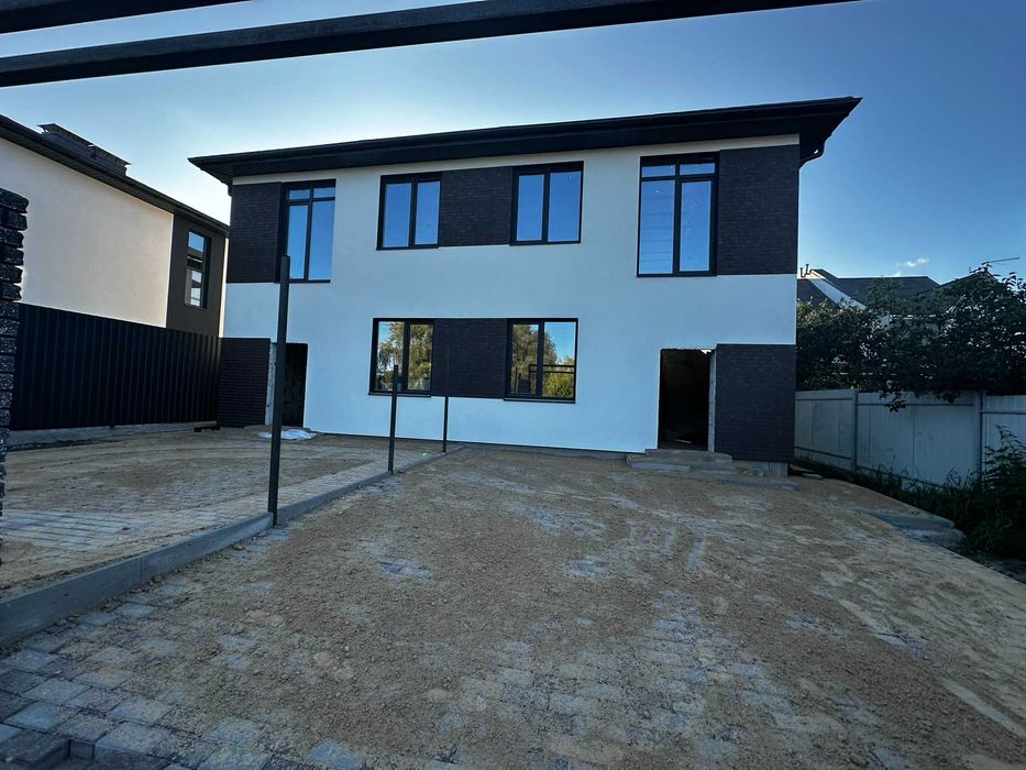 Будинок біля озера з пляжем