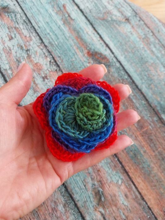 Broszka róża robiona na szydełku