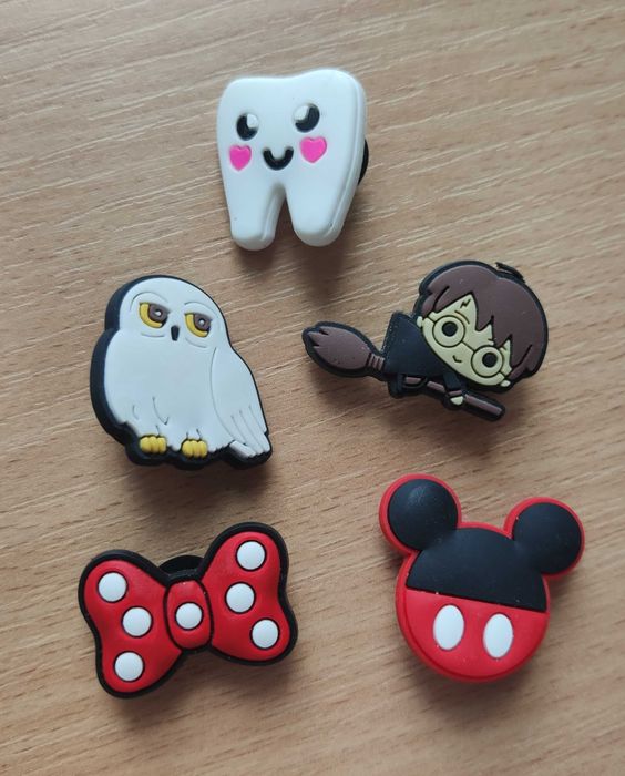 Джиббiтси  для Crocs , джибит вкладки для кроксів . Crocs