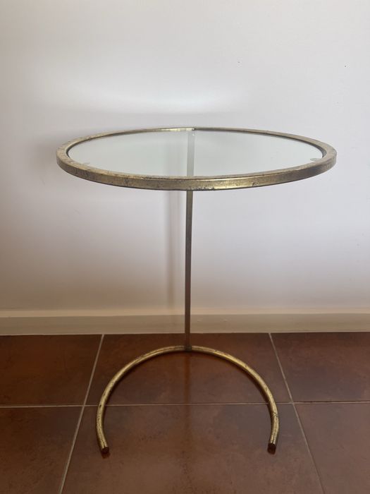Mesa de apoio dourada e em vidro