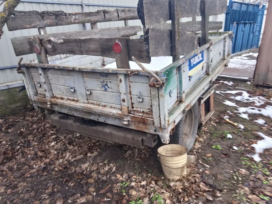 Продам причеп одноосний із гідроциліндром та із запасним колесом .