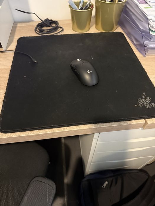Computador com periféricos e monitor
