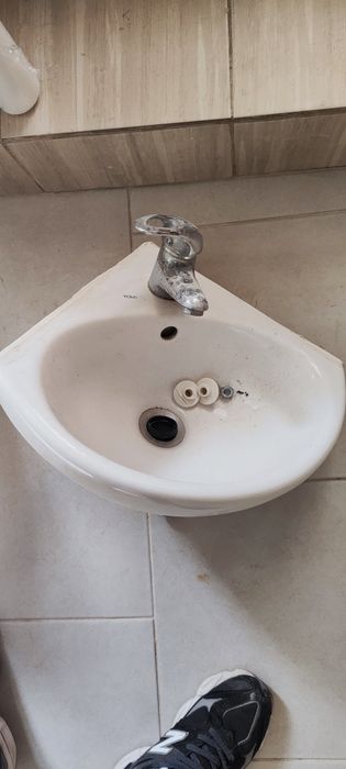 Продам умивальник кутовий