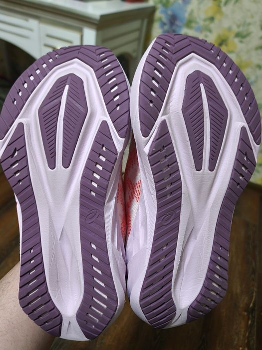 Оригінал 100% жіночі кросівки asics novablast 5   eur 38