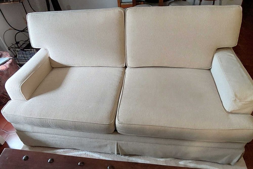 Sofá-cama em segunda mão, em bom estado, com colchão