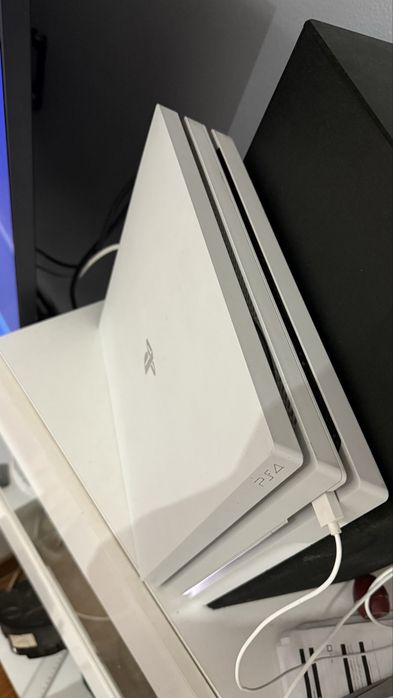 Vendo ou troco ps4 pro branca 1tb