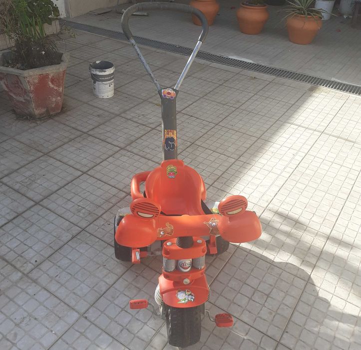 triciclo vermelho