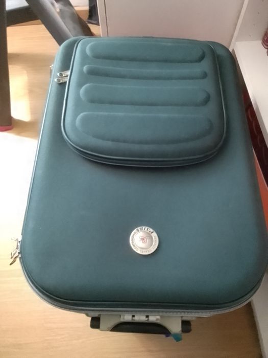 Mala de viagem de grande capacidade com dois rodados em muito bom estado