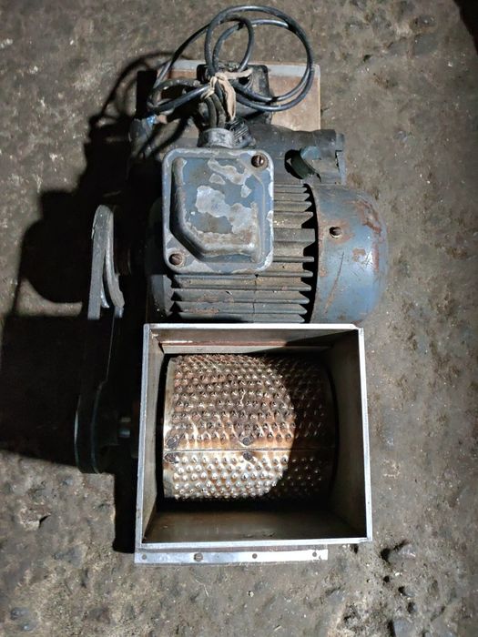 Електротертка для яблук з двигуном