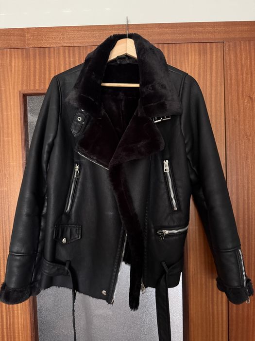 Casaco preto pele com pelo por dentro