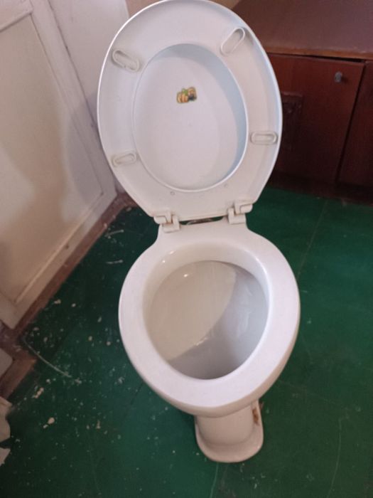 Унитаз б/У с пластиковым настенным бачком, комплектный.