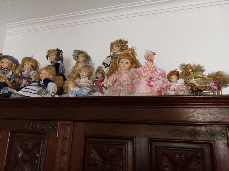 Bonecas em porcelana e de pano