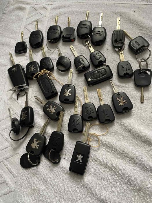 Автоключи, ключи,Продам оригінальні ключі до автомобіля ключ з чіпами.Викидний ключ