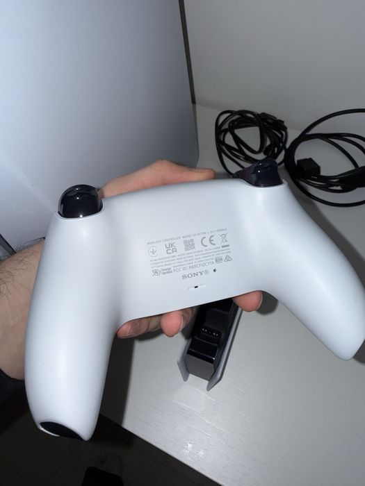 Ps5 825Gb + stacja ładująca Sony + 5 GIER