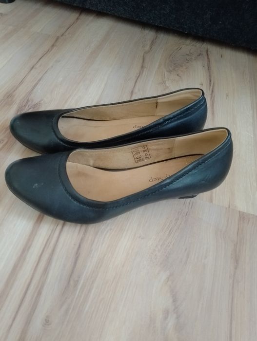 Czarne buty na koturnie