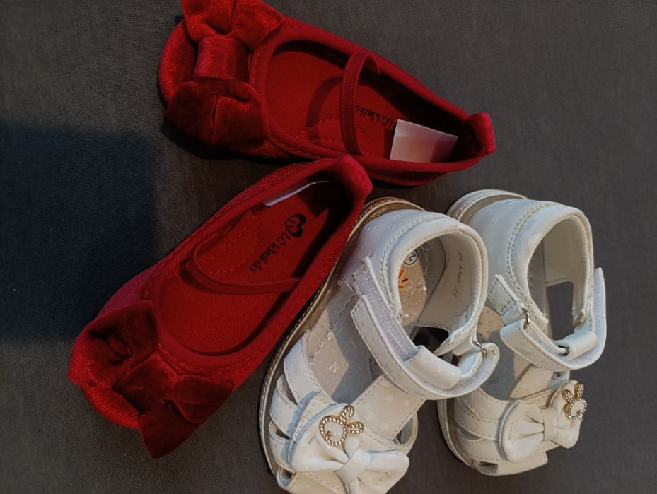 Червоні туфлі і сандалики