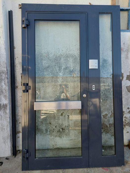 Porta de Entrada em Alumínio Cinza Antracite (2.40m) c/ Painéis e Vidro Duplo – Como Nova (c/ Entrega)